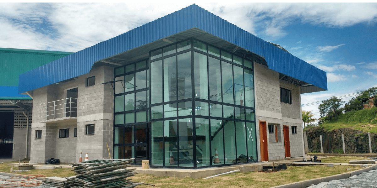 Fachada-pele-de-vidrocarlos-franca-esquadrias-possumus-tecnologia-petropolis-rj